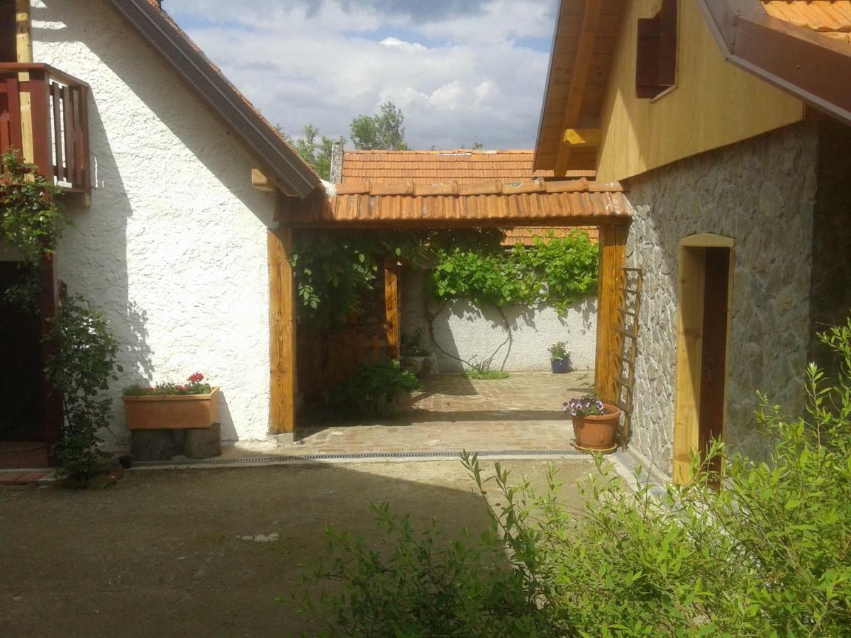 Latin Hotel Plaski Exterior photo